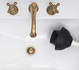 5 méthodes faciles pour dégager un drain bouché