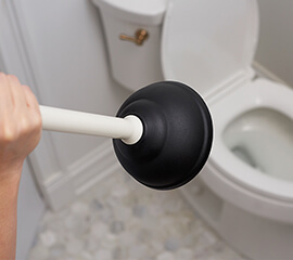 Comment déboucher une toilette