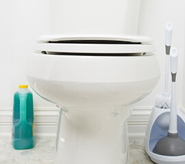 Comment réparer une toilette à évacuation lente