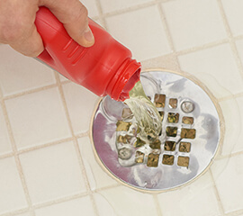 Débouchez votre renvoi de douche en 3 étapes faciles